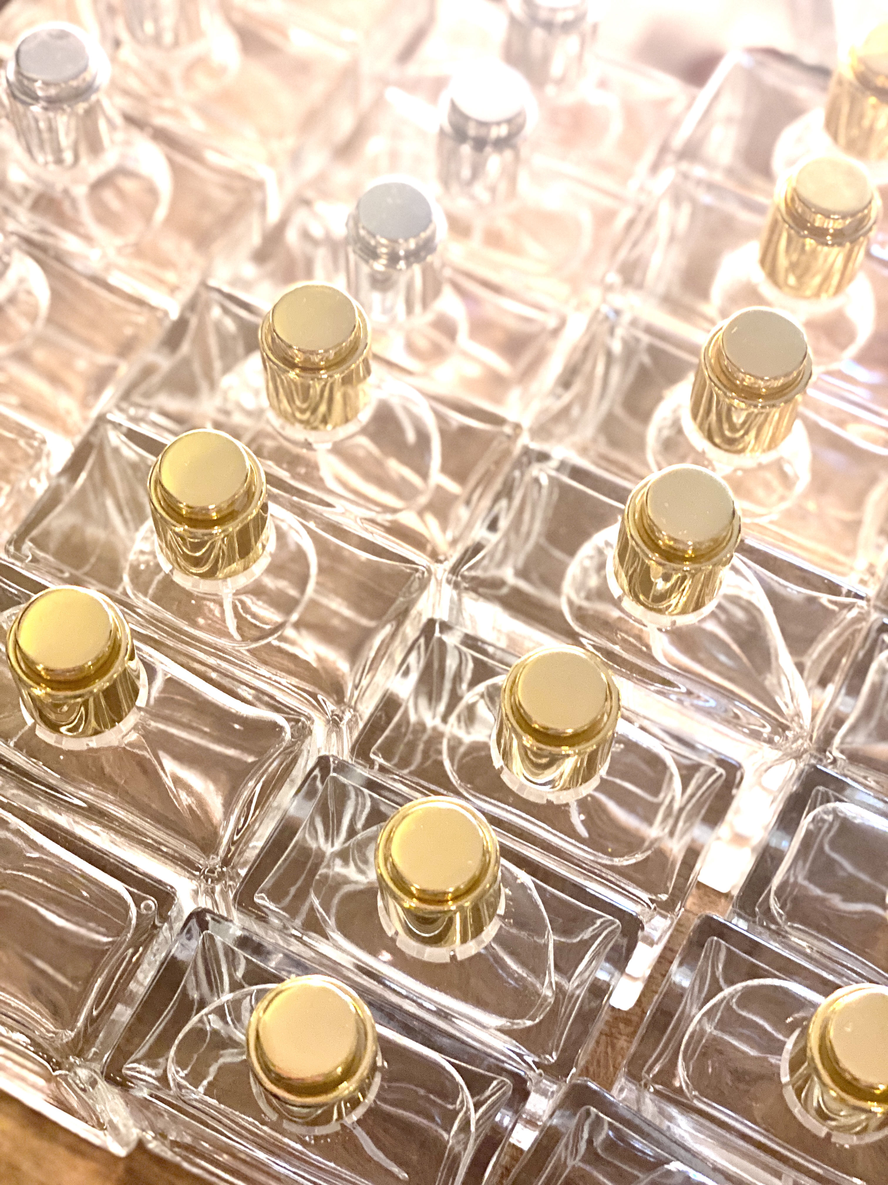 ガラスボトルと香水の写真