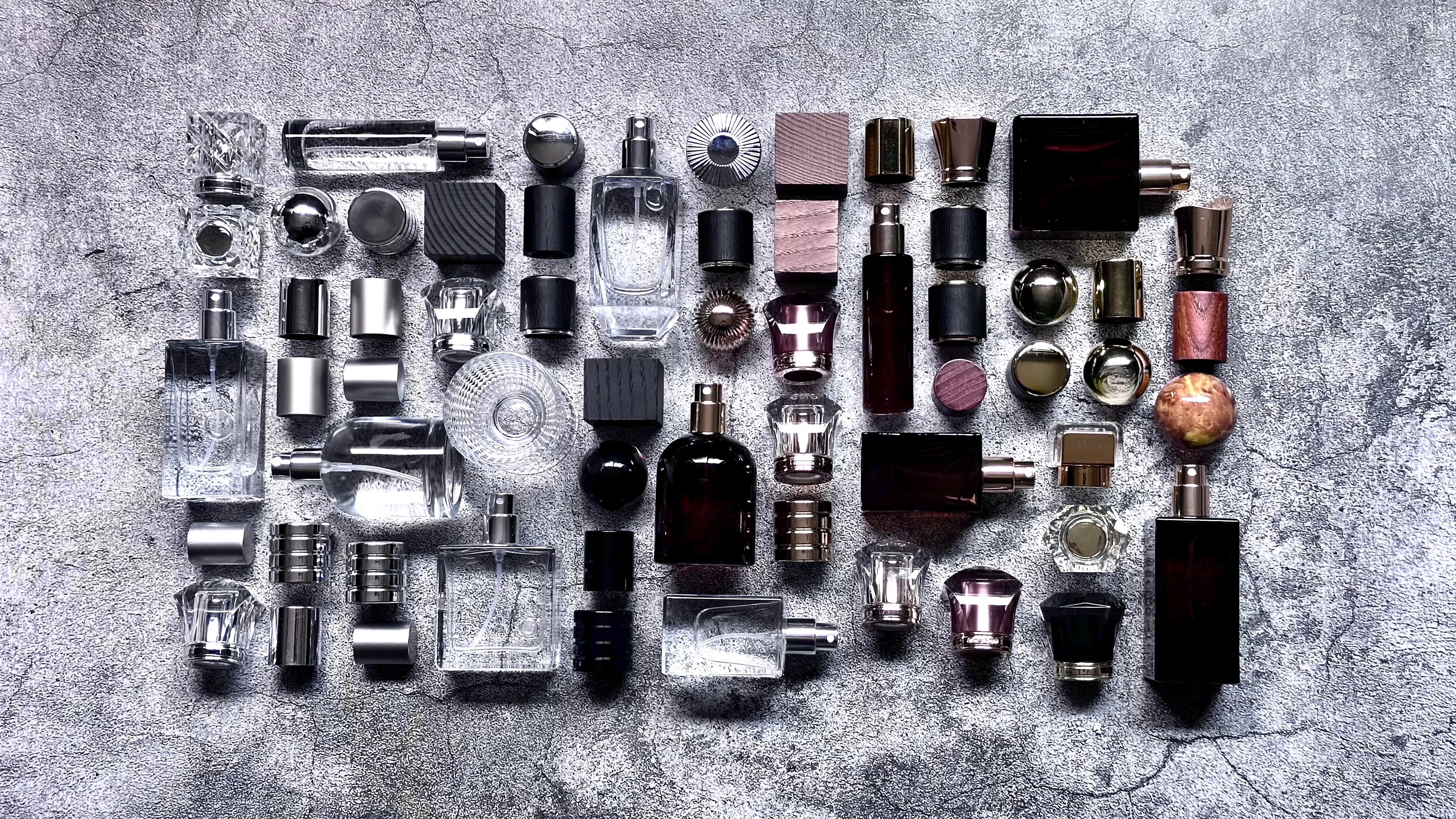 ボトル、ポンプ、キャップの構成を想起させる香水ボトルのイメージ