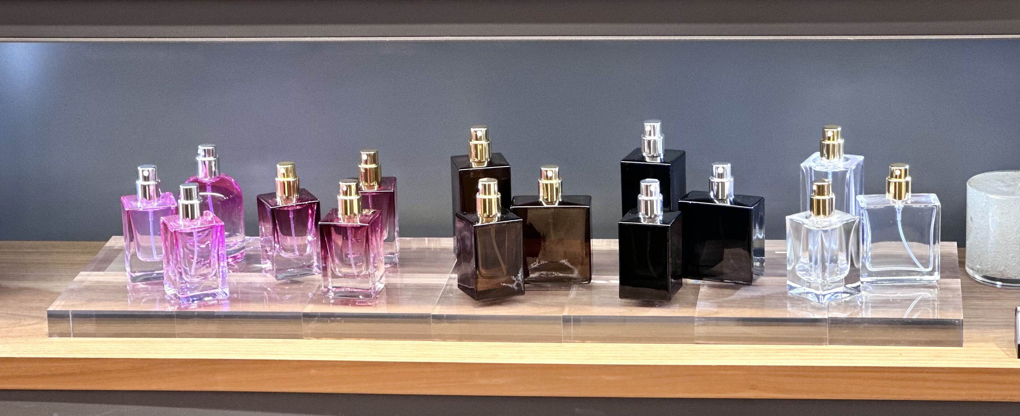 ブランドや展示に合わせて選ばれた香水ボトルのイメージ