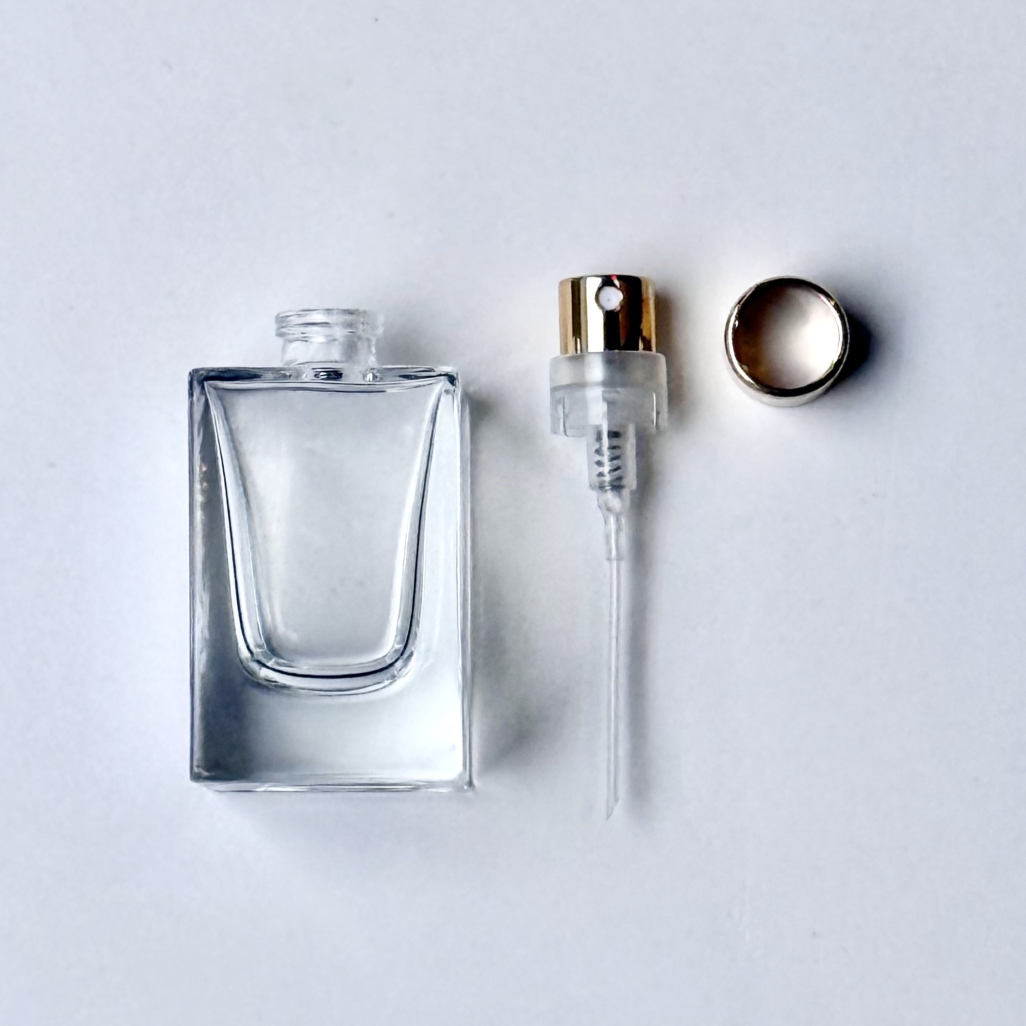 香水ボトル、スプレーノズル、ノズルカバーを並べた準備段階