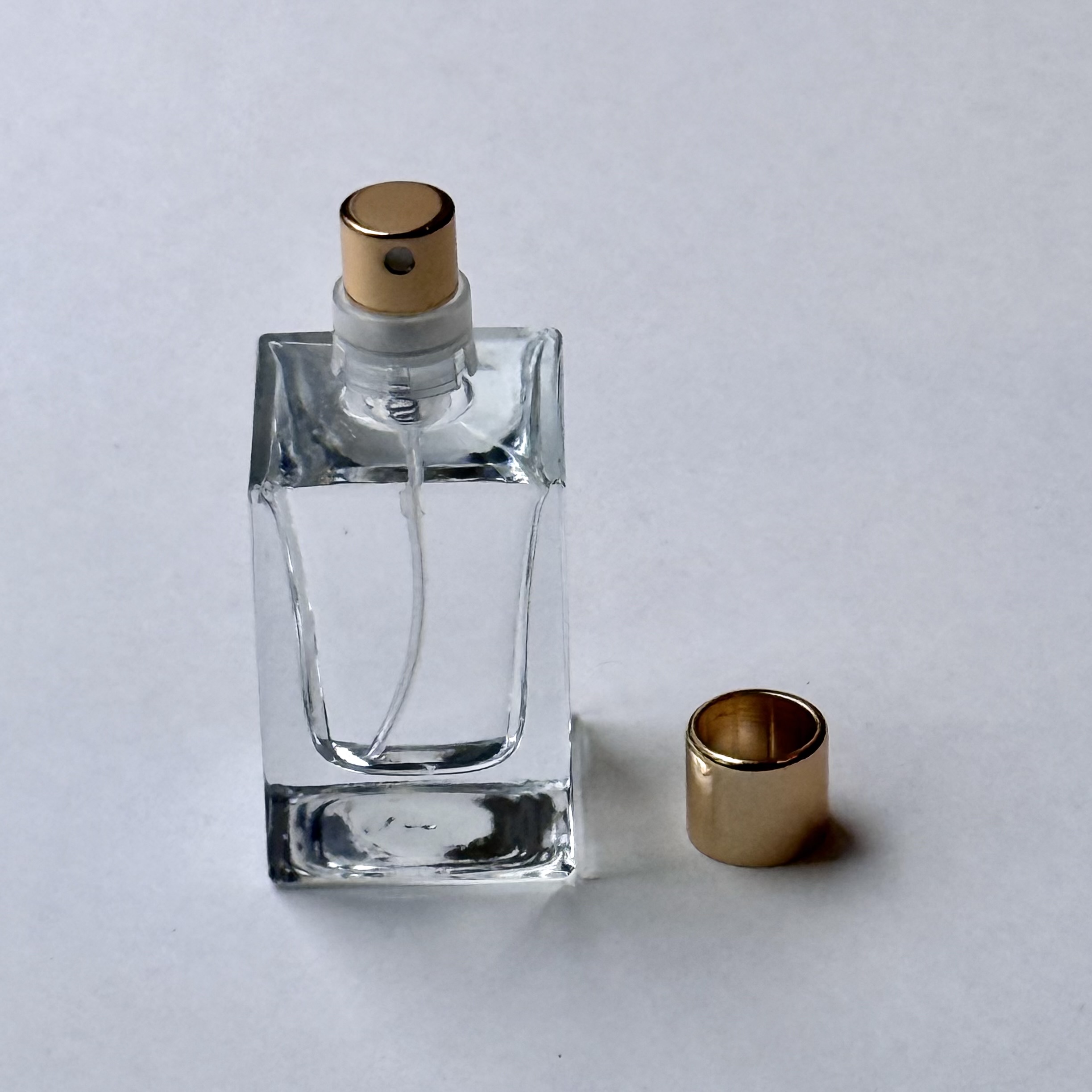 香水ボトルにスプレーノズルを取り付けた状態