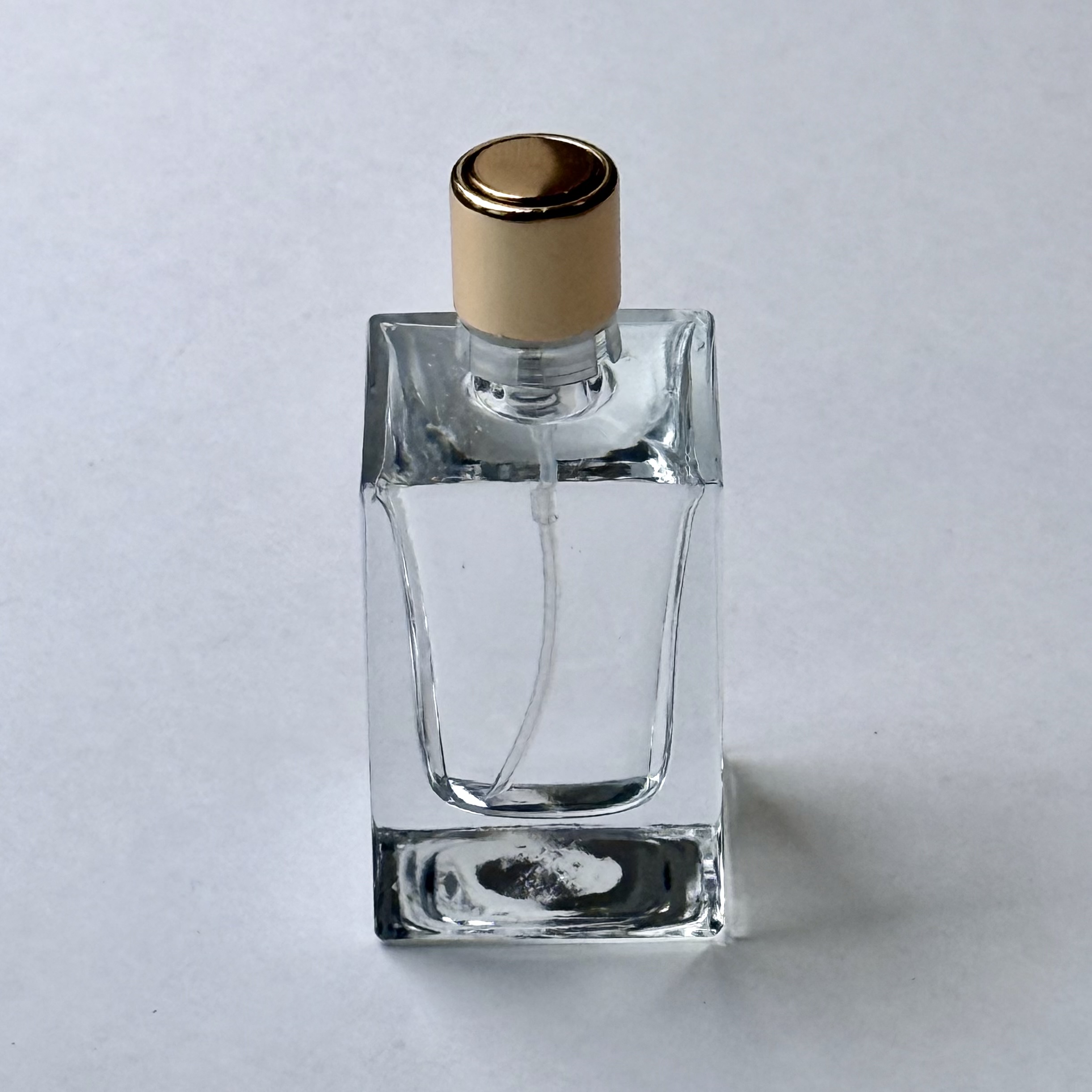 ノズルカバーを装着して外観を整えた香水ボトル