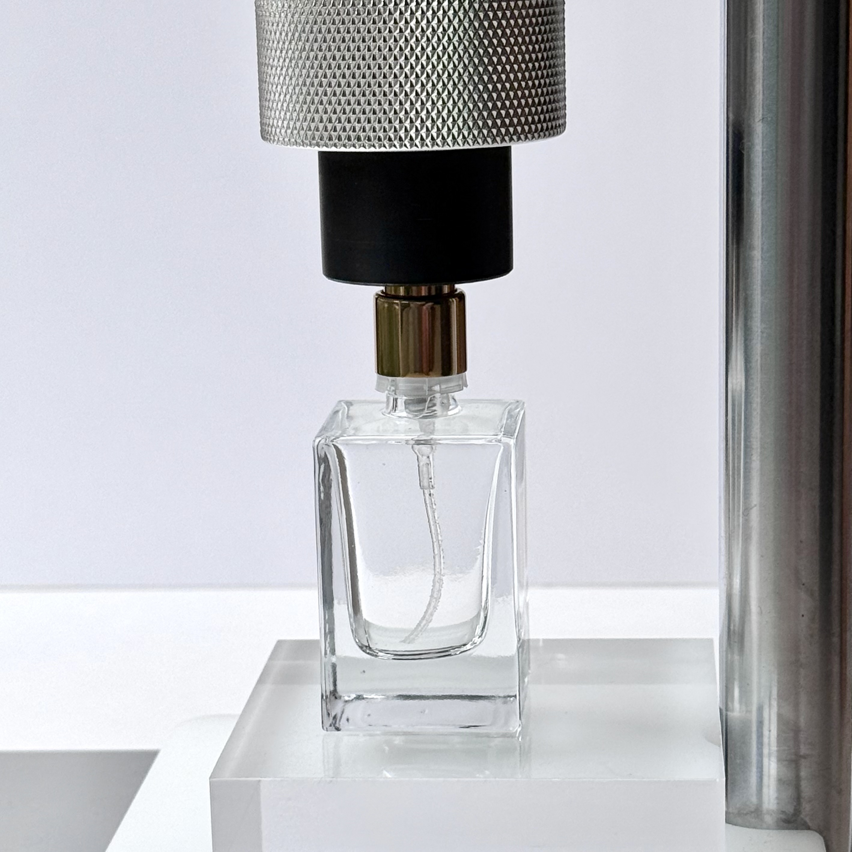 ノズルの中心がずれないよう圧栓位置を調整している様子