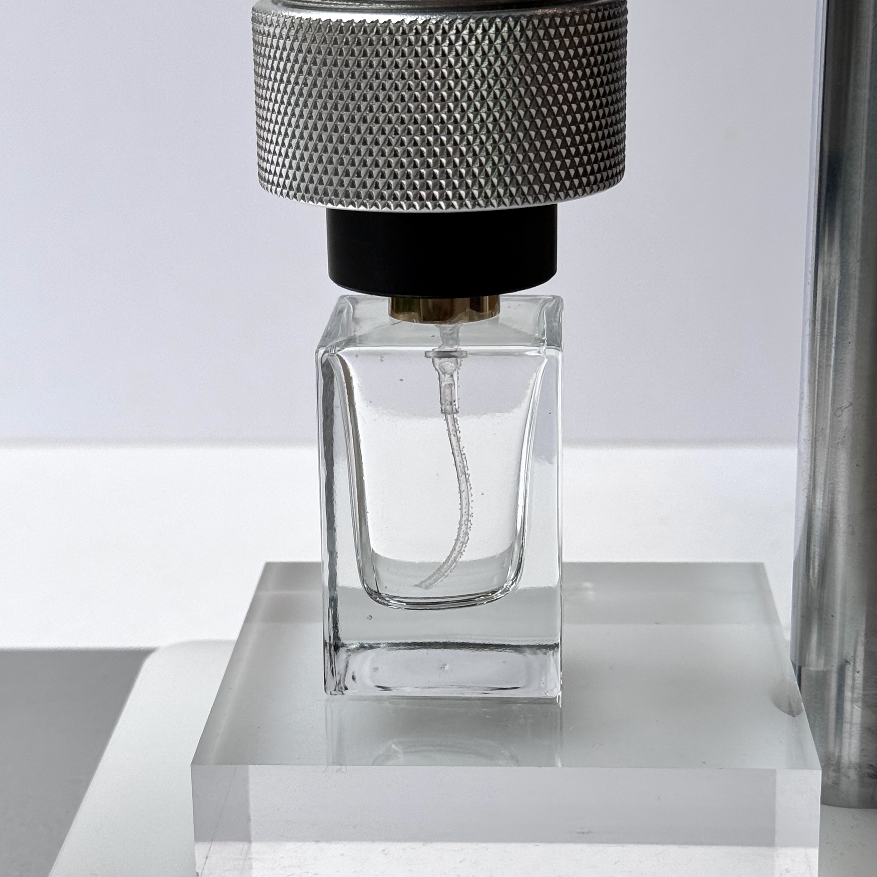 アロマサーバーで上から圧力をかけてノズルを固定している様子