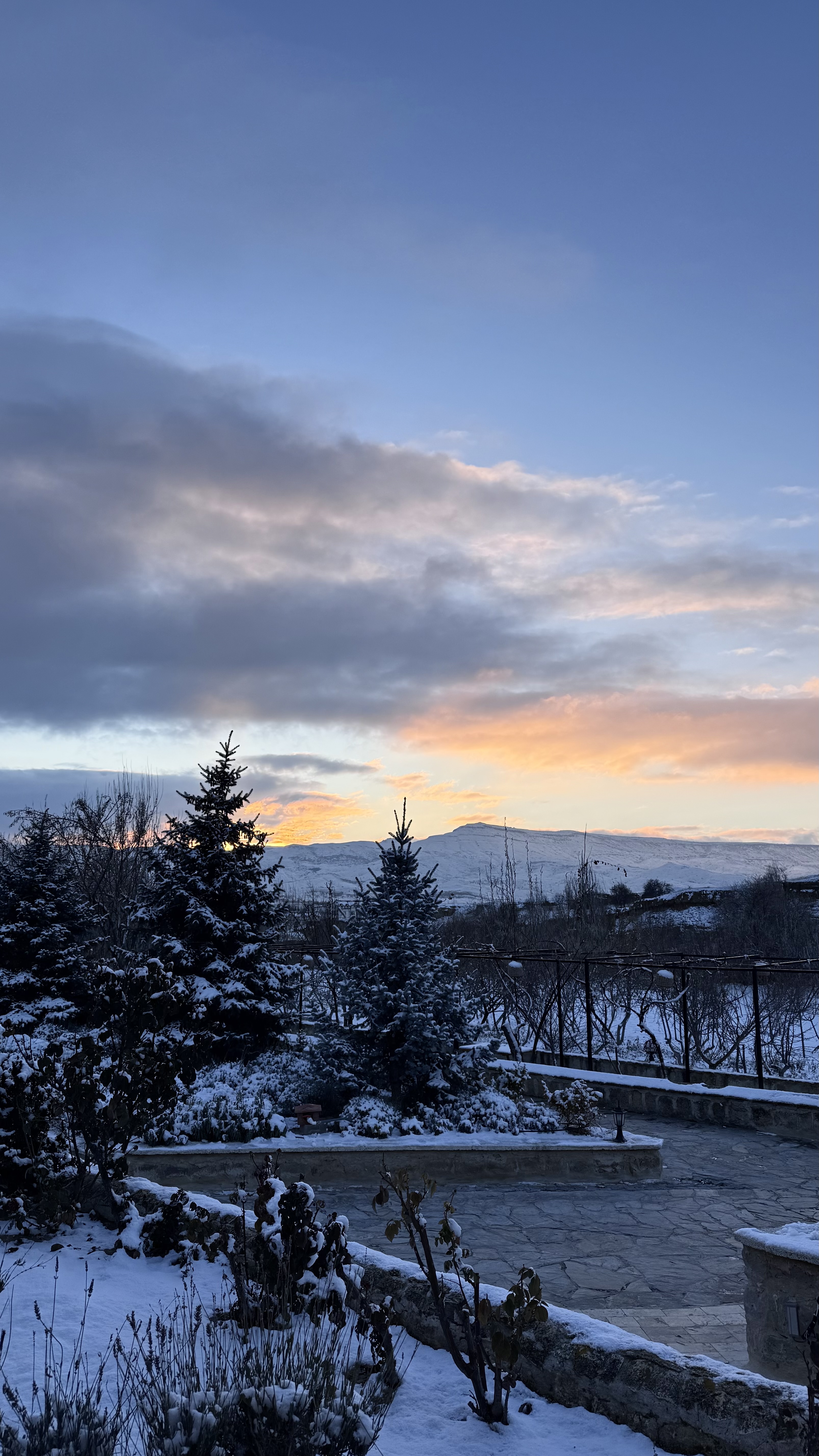 キャップの素材感と質感が伝わる香水瓶のディテール写真