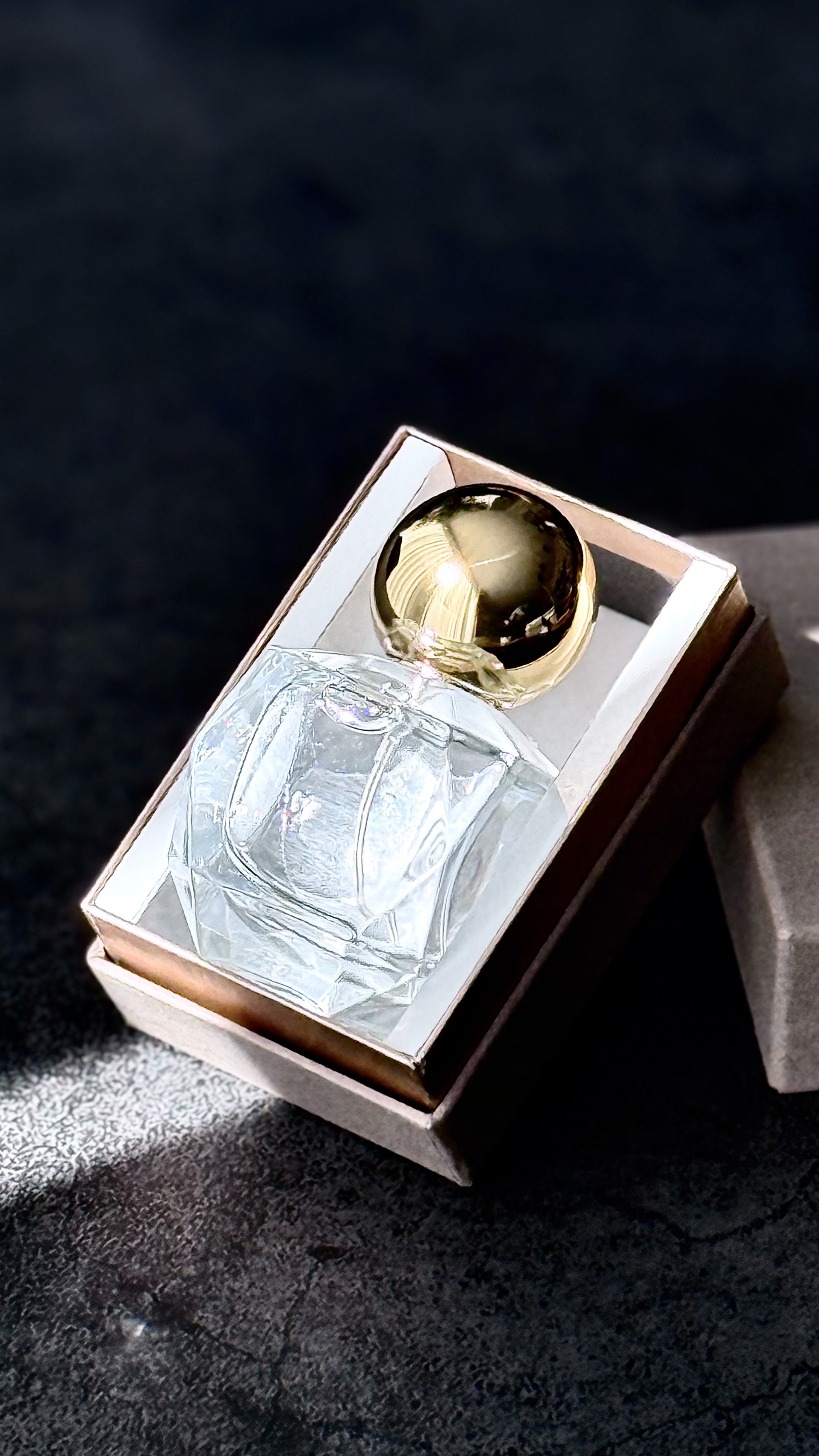 透明感とガラスの輪郭が伝わる香水瓶の寄り写真