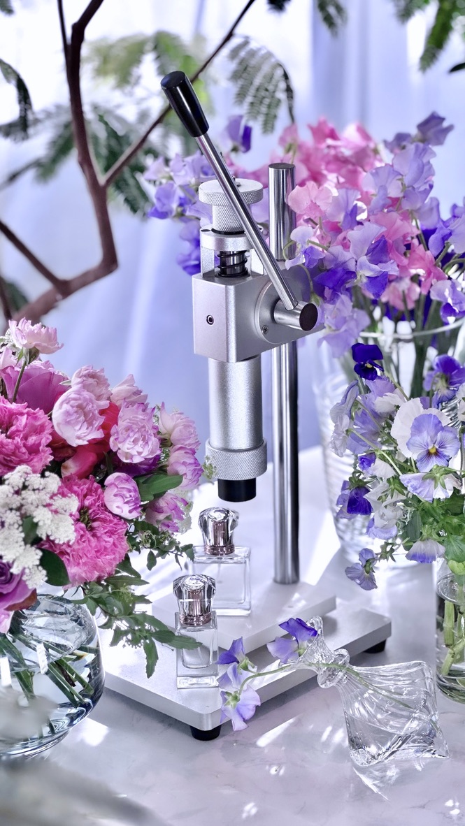 花に囲まれたアロマサーバーの展示例