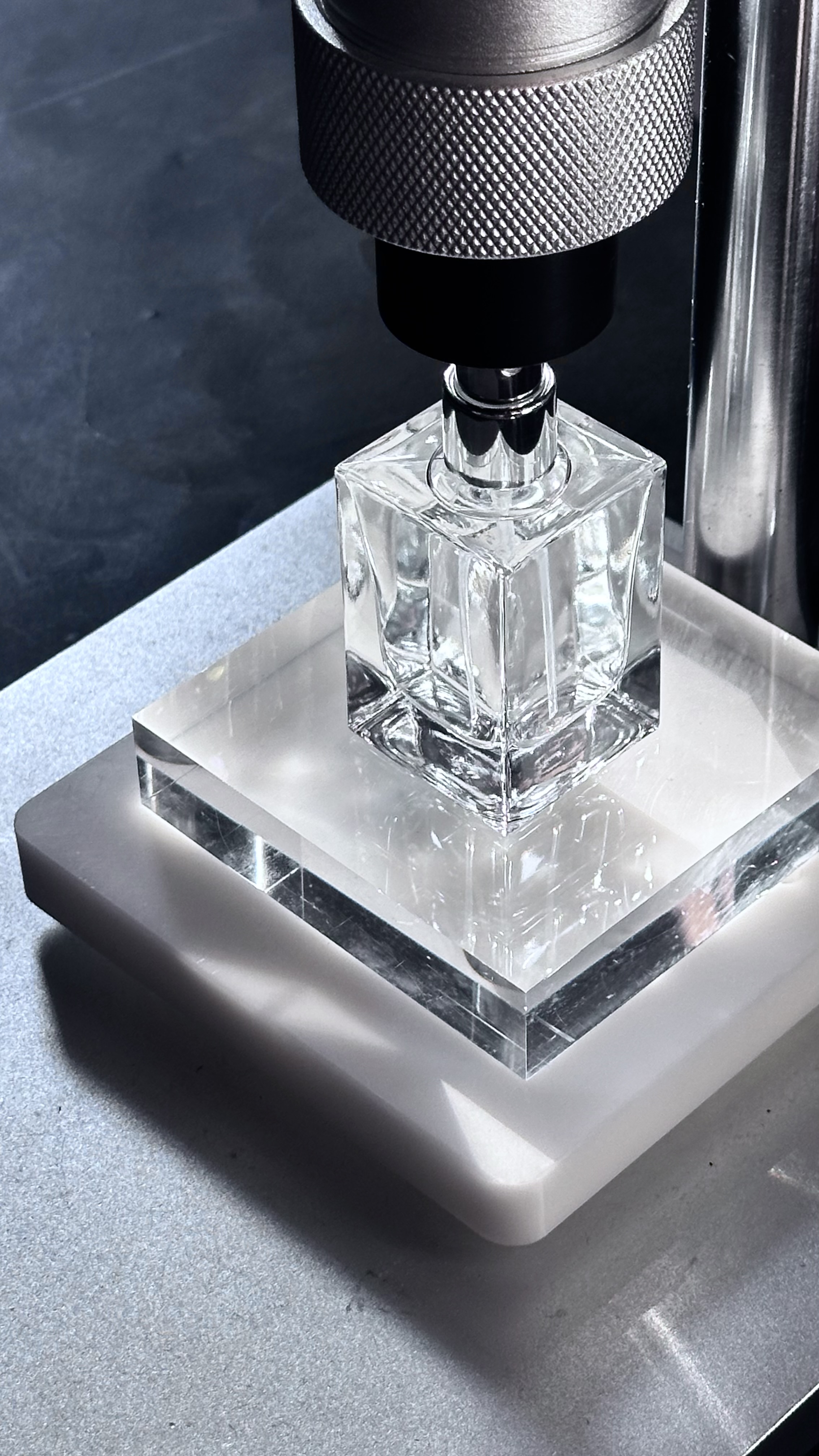 香水ボトルへ充填するアロマサーバーの手元