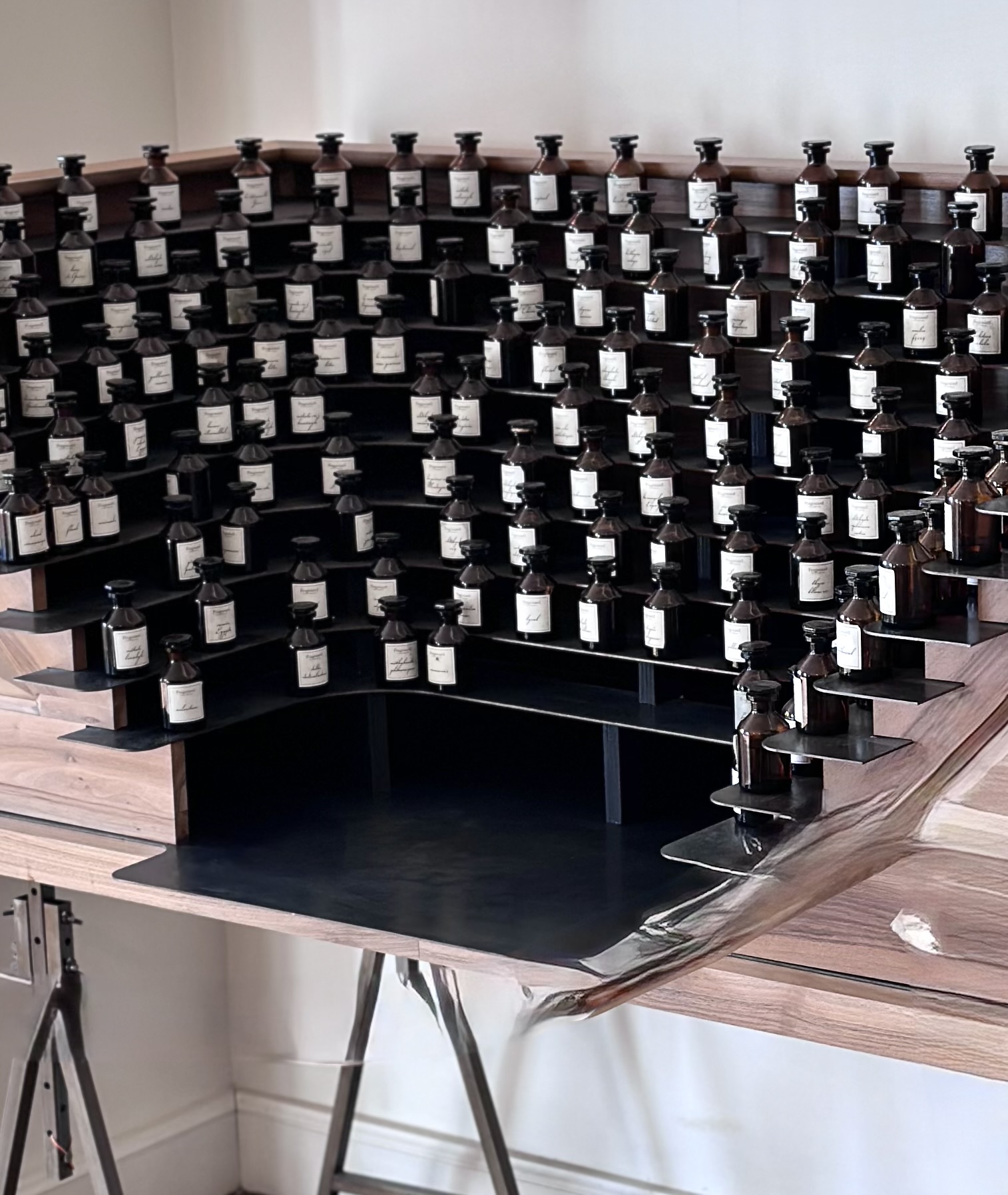 香水売場の多様なボトルのイメージ