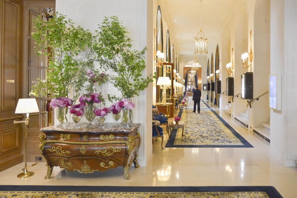 売場や施設体験の中で香りが使われるイメージ写真