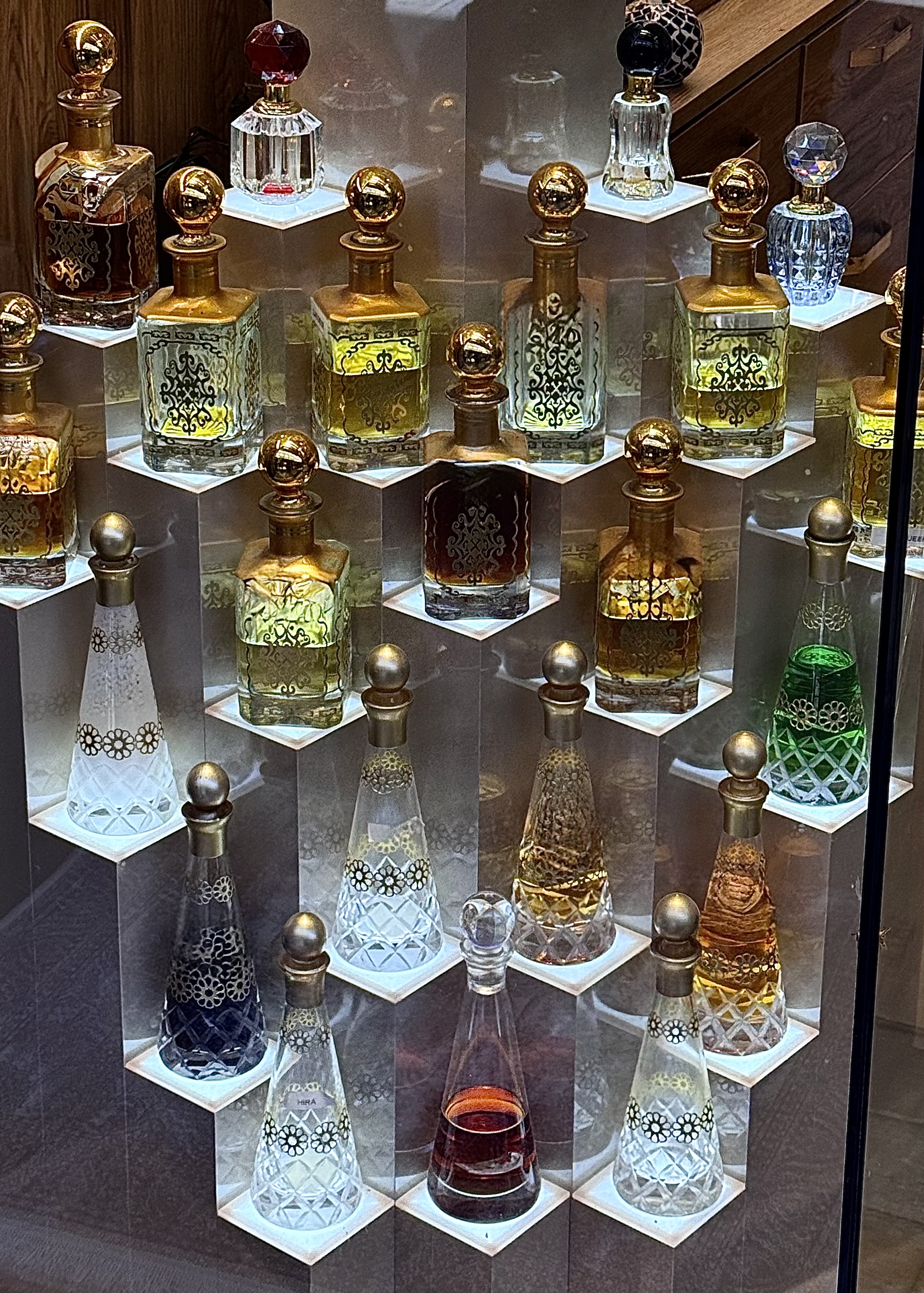 香りの歴史を象徴する香水ボトルの展示写真