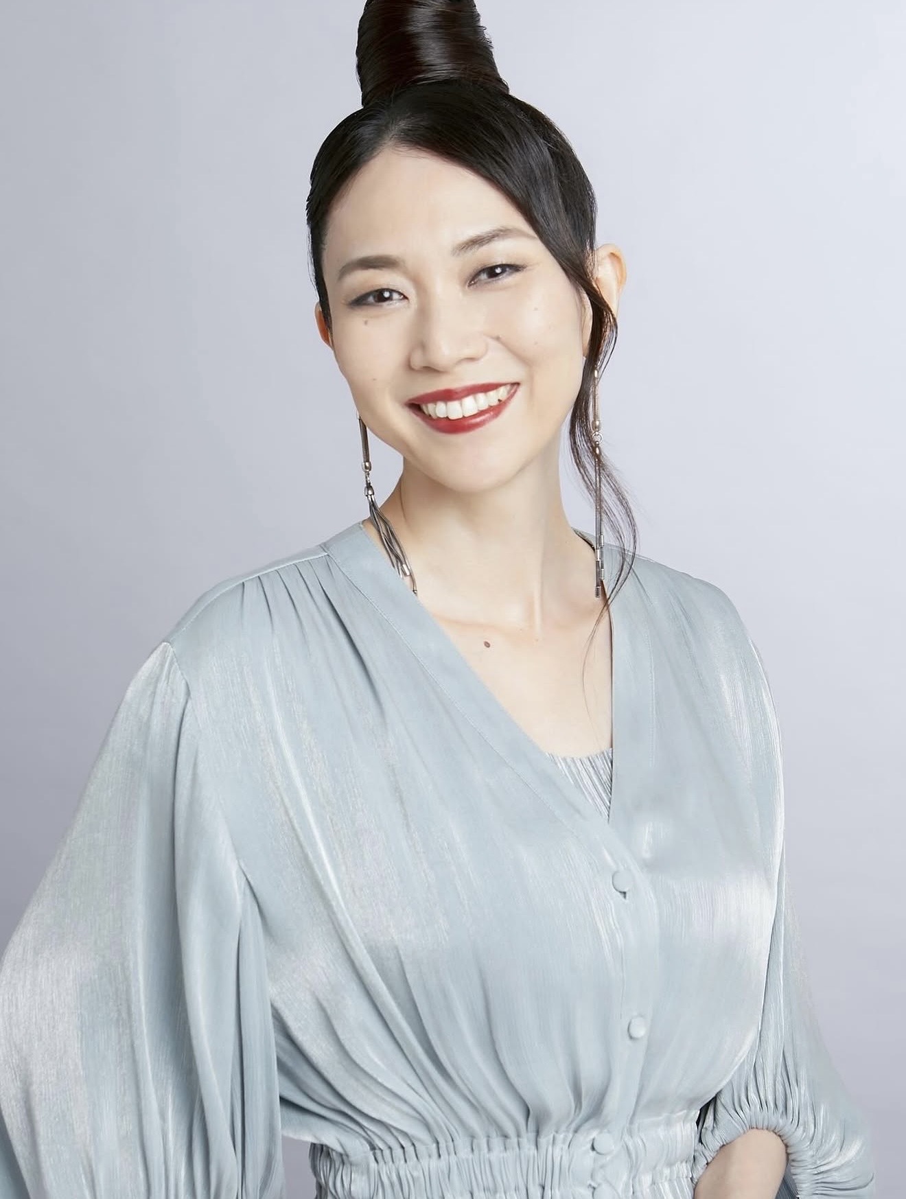 淡いグレーの衣装で静かに微笑む Natsuki のポートレート