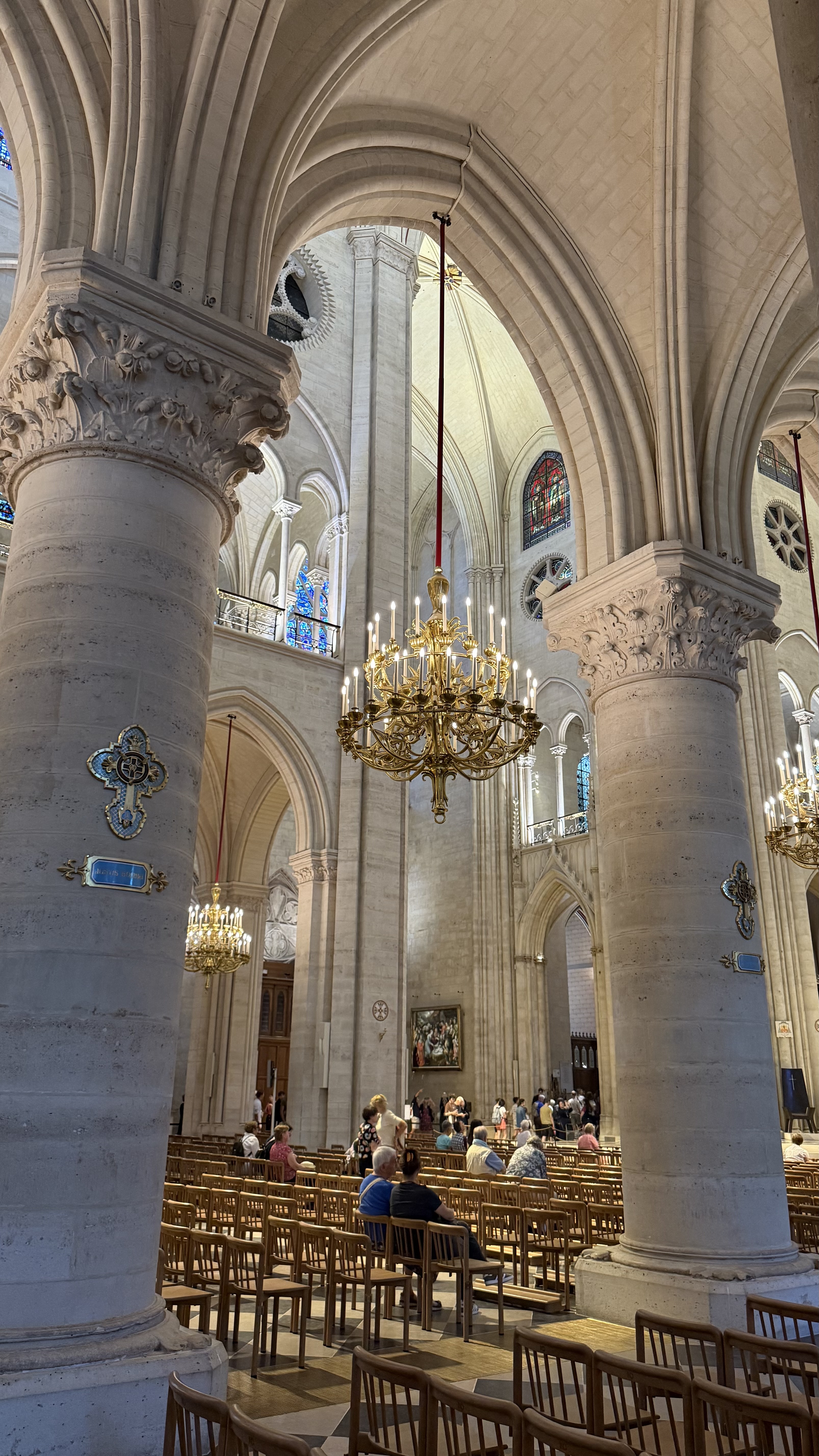 石造りの大きな空間と静かな光が思想の深さを感じさせるフランスの風景