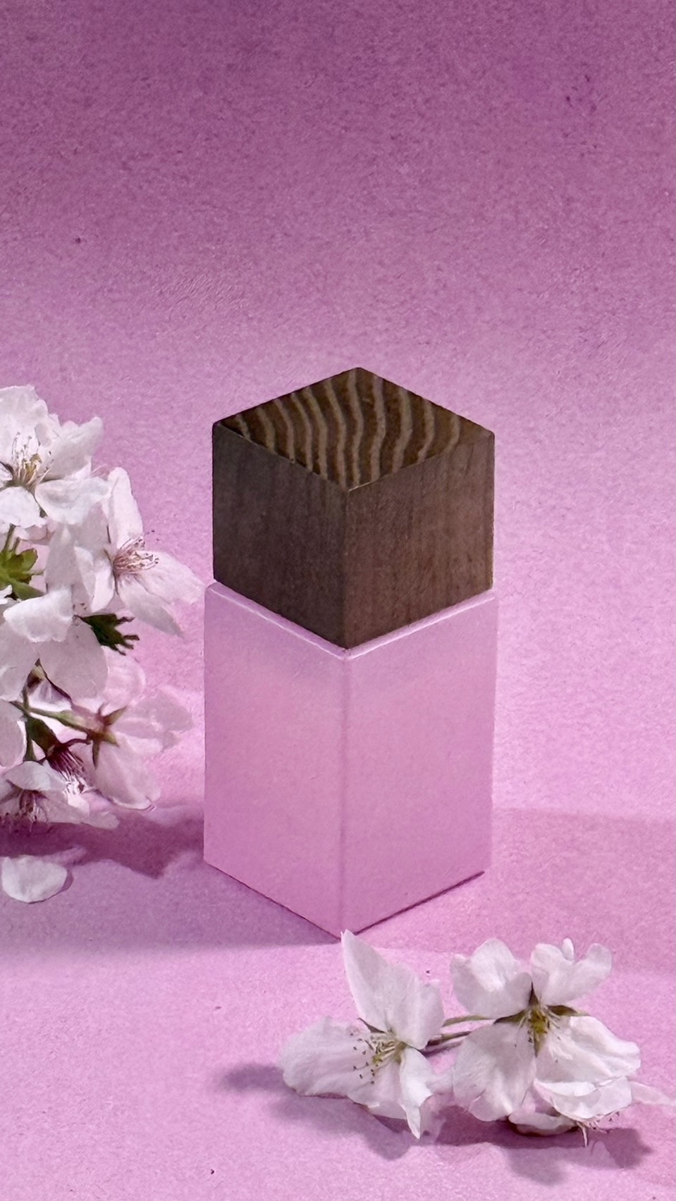 桜と淡いピンクの香水ボトル