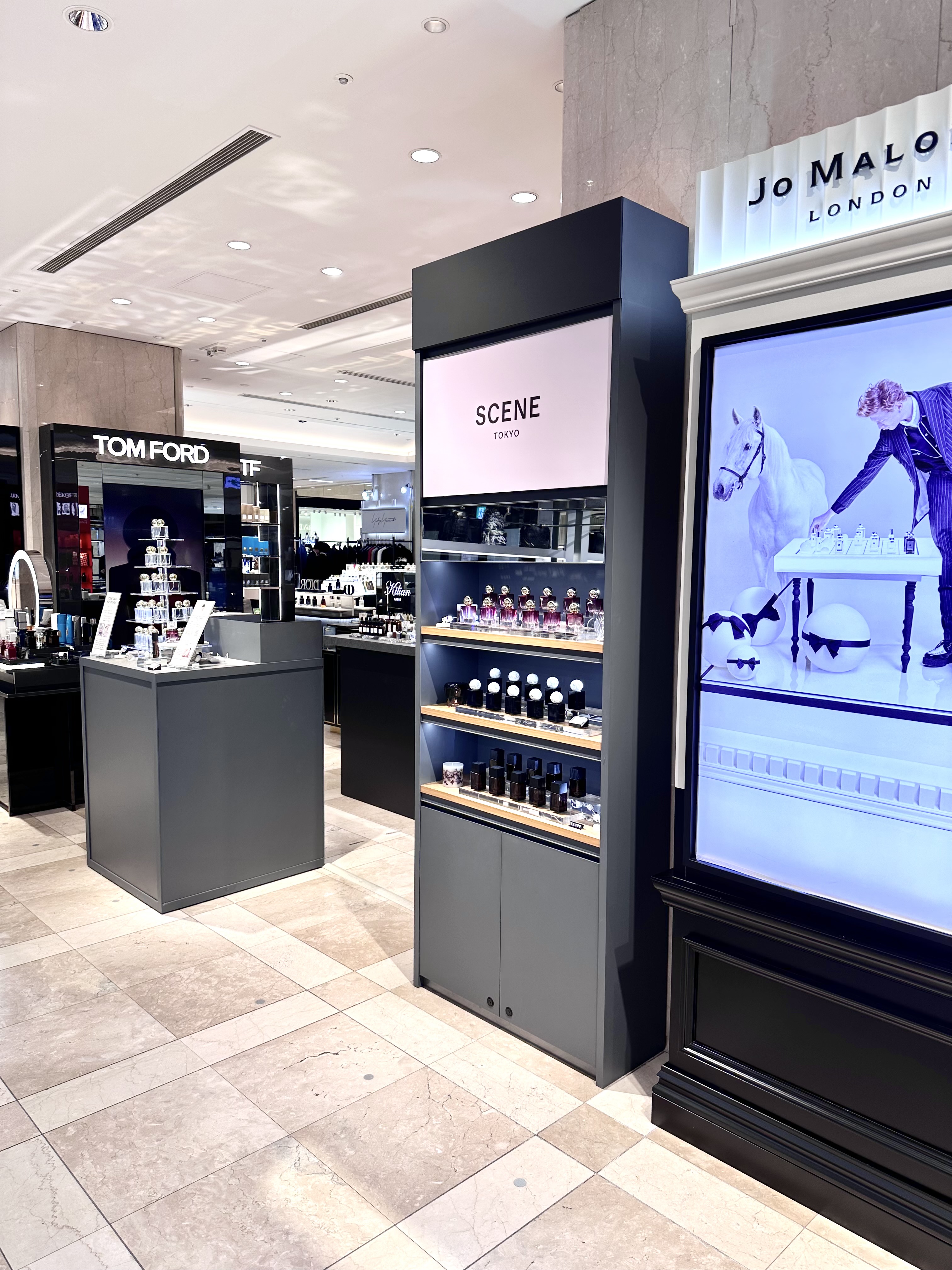 百貨店の香水専用エリアに出店したSCENE tokyoの売場写真